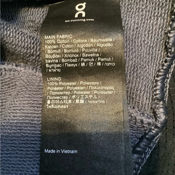 Sweat Shorts! A Swiss twist on the classic sweat shorts an everyday essential. - Picture 4 of 4